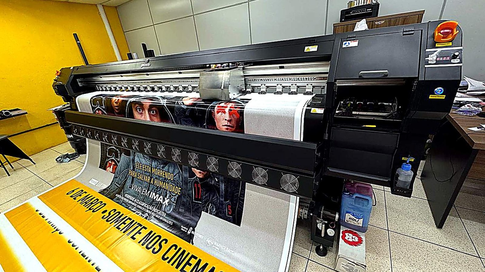 Impressora de grande formato em operação na fábrica da CRTCOM em São José dos Pinhais