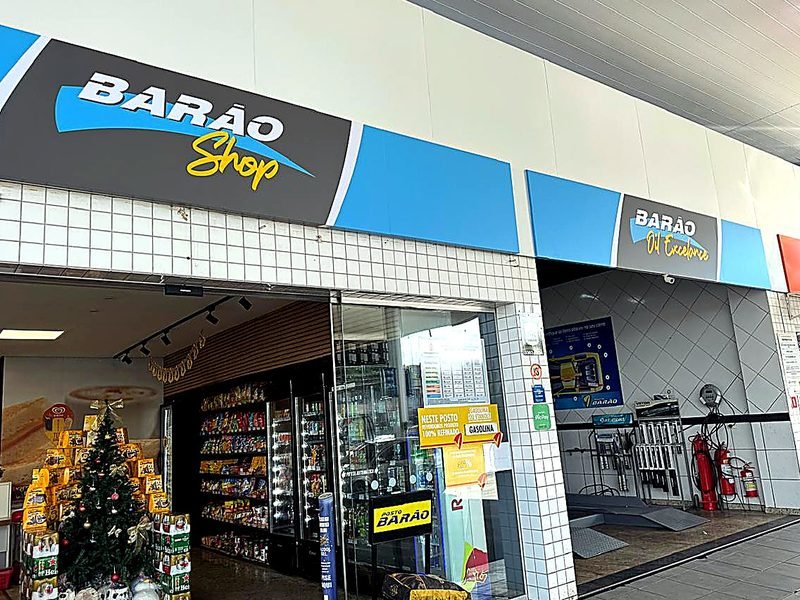 Fachada e lonas de posto da rede Postos Barão produzidas pela CRTCOM