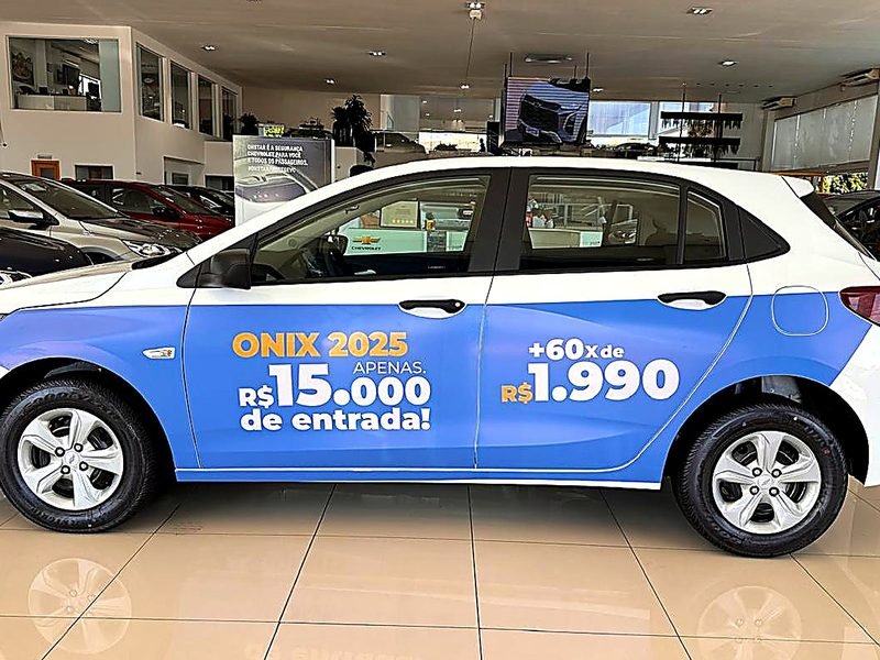 Veículo com adesivação de oferta produzida pela CRTCOM para a Chevrolet Valesul